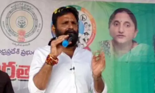 నిమ్మగడ్డ చంద్రబాబు తొత్తులా పనిచేస్తున్నారు: కొడాలి నాని