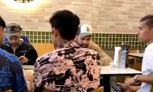 Ind vs Aus Test: రోహిత్తో సహా ఐసోలేషన్కు ఐదుగురు టీమిండియా క్రికెటర్లు Ind vs Aus Test: రోహిత్తో సహా ఐసోలేషన్కు ఐదుగురు టీమిండియా క్రికెటర్లు