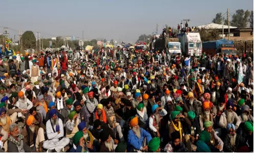 ముగ్గురు బీజేపీ నేతలకు రైతుల నోటీస్