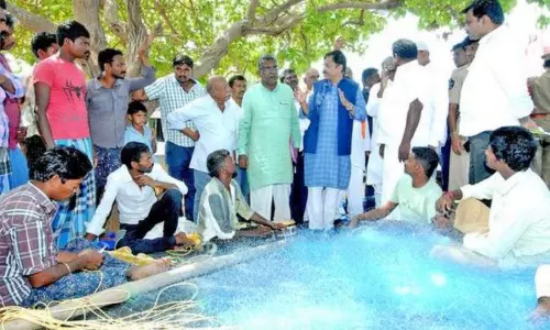 రేపు ఒంగోలు కలెక్టరేట్లో ఇరువర్గాల మత్య్సకారులతో సమావేశం రేపు ఒంగోలు కలెక్టరేట్లో ఇరువర్గాల మత్య్సకారులతో సమావేశం