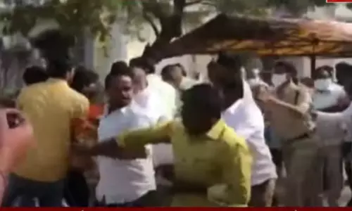 వరంగల్‌ కాకతీయ యూనివర్సిటీ దగ్గర ఉద్రిక్తత