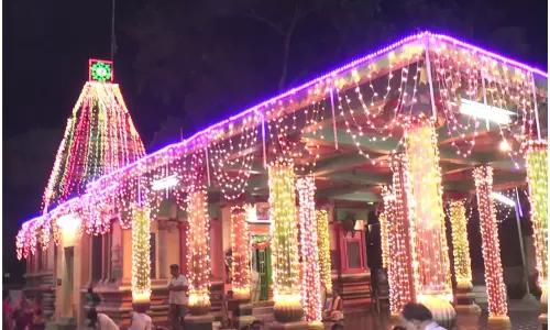 ఉయ్యూరు శివాలయంలో విరిగిన కేతువు విగ్రహం : రహస్యంగా ఉంచిన అధికారులు ఉయ్యూరు శివాలయంలో విరిగిన కేతువు విగ్రహం : రహస్యంగా ఉంచిన అధికారులు