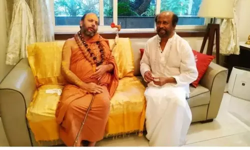 రాజకీయ పార్టీ ప్రకటన విరమణ తర్వాత రజనీ ఇంటికి స్వామీజీ