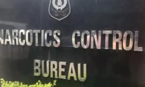 టాలీవుడ్ను కుదిపేస్తున్న డ్రగ్స్ కేసు : ముంబైలో పట్టుబడిన టాలీవుడ్ హీరోయిన్ పరారీ టాలీవుడ్ను కుదిపేస్తున్న డ్రగ్స్ కేసు : ముంబైలో పట్టుబడిన టాలీవుడ్ హీరోయిన్ పరారీ