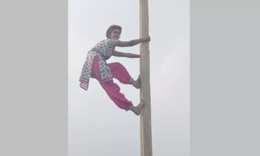 A 20 years girl gets job as junior woman lineman in Telangana
