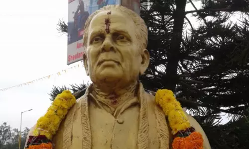 గౌతు లచ్చన్న విగ్రహానికి క్షీరాభిషేకం చేసేందుకు సిద్దంఅవుతున్న టిడిపి శ్రేణులు