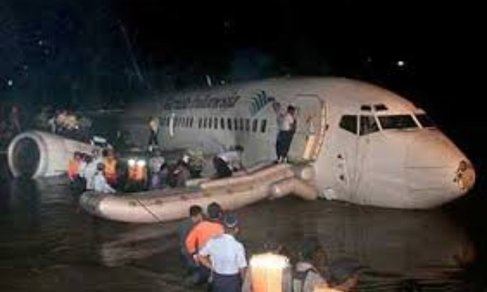 Самолет приземляющийся на воду. Авиакатастрофа на Гудзоне 2009. Аварийная посадка на Гудзон. Приводнение 737. Аварийная посадка a320 на Гудзон.