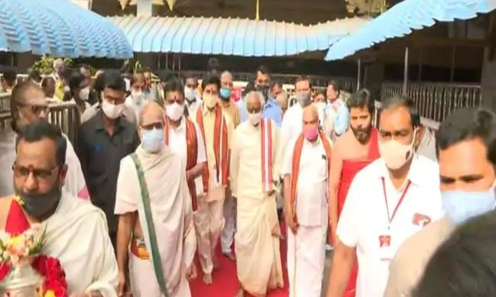 Himachal Pradesh governer Bandaru Dattatreya visits vijayawada durga temple