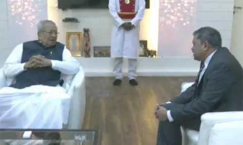 SEC Nimmagadda Ramesh Kumar meets Andhra Pradesh Governor Biswabhusan