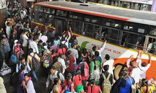 పల్లెకు పయనమైన పట్నం: సంక్రాంతి వేళ నెమ్మదిగా ఖాళీ అవుతున్న భాగ్యనగరం