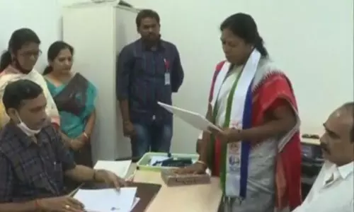ఏపీ ఎమ్మెల్సీ స్థానానికి నామినేషన్ దాఖలు చేసిన పోతుల సునీత ఏపీ ఎమ్మెల్సీ స్థానానికి నామినేషన్ దాఖలు చేసిన పోతుల సునీత
