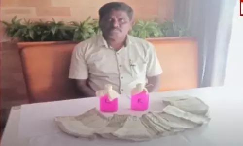 ఏసీబీకి చిక్కిన ద్వారకాపేట్ వీఆర్వో రవీందర్ ఏసీబీకి చిక్కిన ద్వారకాపేట్ వీఆర్వో రవీందర్