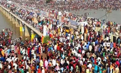 భక్తులతో జనసంద్రంగా మేడారం పరిసరాలు భక్తులతో జనసంద్రంగా మేడారం పరిసరాలు