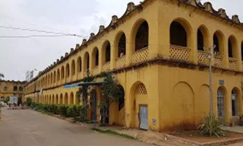 మహారాజా కళాశాల.. విద్యార్థుల డిమాండ్ ఎంటి?