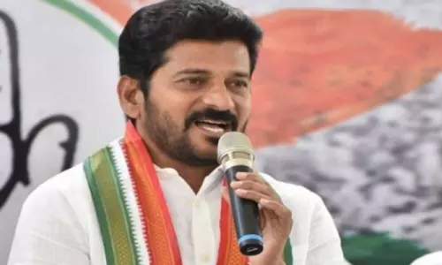 మోడీ ఒళ్లో కూర్చొని రైతు ద్రోహిగా మిగిలిపోయారు..కేసీఆర్ పై రేవంత్ రెడ్డి ఫైర్ మోడీ ఒళ్లో కూర్చొని రైతు ద్రోహిగా మిగిలిపోయారు..కేసీఆర్ పై రేవంత్ రెడ్డి ఫైర్