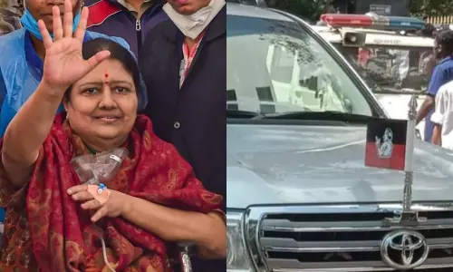 ఆస్పత్రి నుంచి ఢిశ్చార్జ్ అయిన శశికళ.. కారు ముందు భాగంలో అన్నాడీఎంకే జెండా