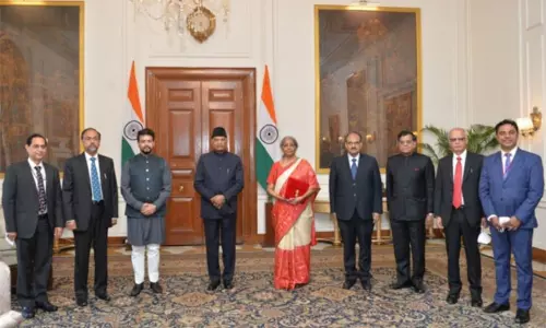 Union Budget 2021 : రాష్ట్రపతిని కలిసి పార్లమెంట్‌కు నిర్మలా సీతారామన్‌
