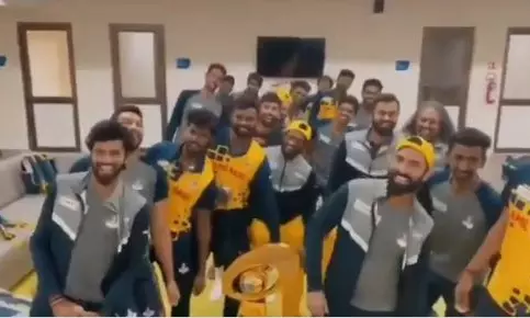 మాస్టర్ సాంగ్కు చిందేసిన దినేశ్ కార్తీక్ టీమ్ మాస్టర్ సాంగ్కు చిందేసిన దినేశ్ కార్తీక్ టీమ్