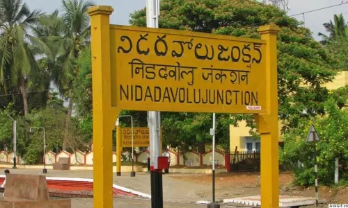 పశ్చిమగోదావరి జిల్లా నిడదవోలులో టెన్షన్.. టెన్షన్ పశ్చిమగోదావరి జిల్లా నిడదవోలులో టెన్షన్.. టెన్షన్