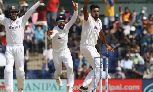 రెండో టెస్టులో భారత బౌలర్ల విజృంభణ