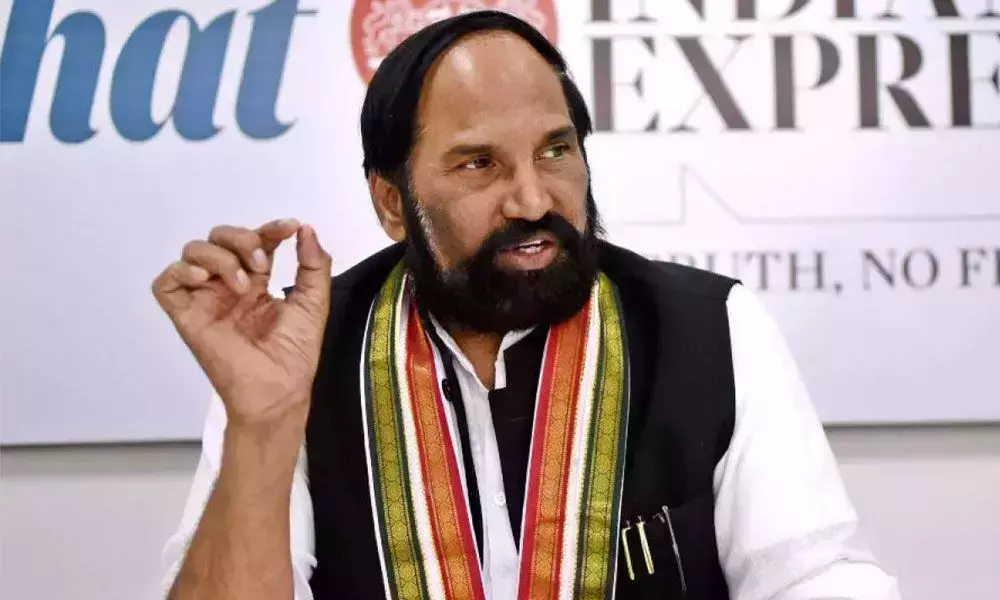 కాంగ్రెస్ ఎమ్మెల్సీ అభ్యర్థులకు బీఫామ్స్ అందజేత కాంగ్రెస్ ఎమ్మెల్సీ అభ్యర్థులకు బీఫామ్స్ అందజేత