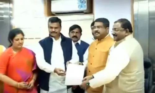 కేంద్ర ఉక్కుశాఖ మంత్రి ధర్మేంద్రప్రధాన్ ను కలిసిన ఏపీ బీజేపీ నేతలు