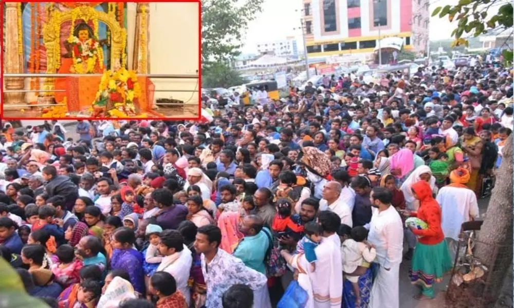 A crowd of devotees in Basara Sri Gnanasaraswati Temple