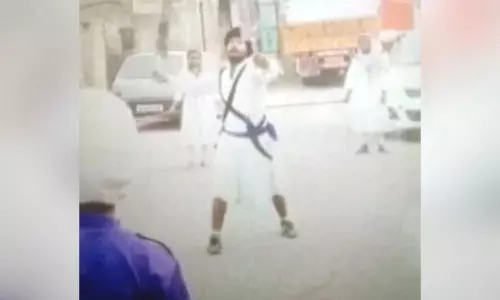 కత్తుల ప్రదర్శనతో అలా దాడికి రెచ్చగొట్టాడు.. మోస్ట్ వాంటెడ్ మణిందర్ సింగ్ అరెస్ట్ కత్తుల ప్రదర్శనతో అలా దాడికి రెచ్చగొట్టాడు.. మోస్ట్ వాంటెడ్ మణిందర్ సింగ్ అరెస్ట్