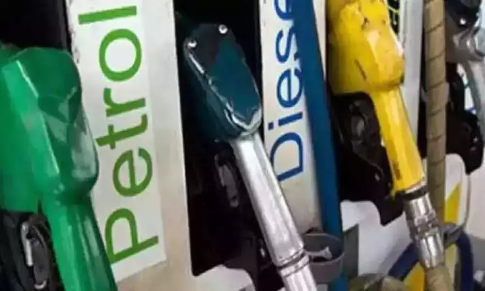 సరికొత్త రికార్డ్ సృష్టిస్తున్న పెట్రోల్ ధరలు.. సరికొత్త రికార్డ్ సృష్టిస్తున్న పెట్రోల్ ధరలు..
