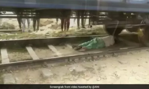 పెను ప్రమాదాన్ని ఎదుర్కొని ప్రాణాలతో బయటపడ్డ మహిళ పెను ప్రమాదాన్ని ఎదుర్కొని ప్రాణాలతో బయటపడ్డ మహిళ