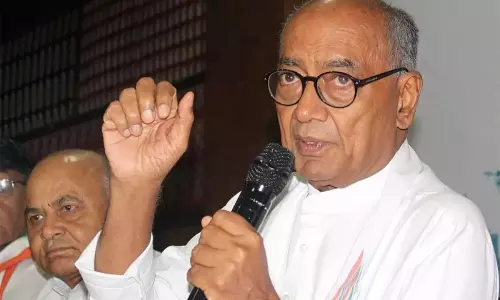 దిగ్విజయ్ సింగ్‌పై నాన్ బెయిలబుల్ వారెంట్‌