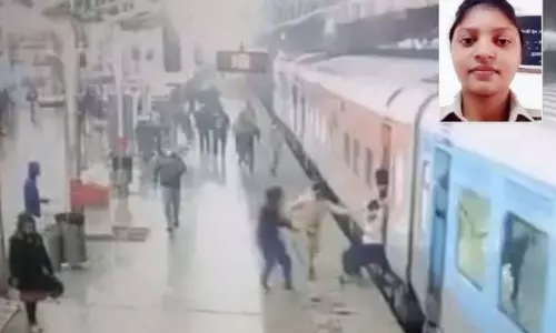 రైలు కింద పడబోయిన మహిళను కాపాడిన కానిస్టేబుల్ రైలు కింద పడబోయిన మహిళను కాపాడిన కానిస్టేబుల్