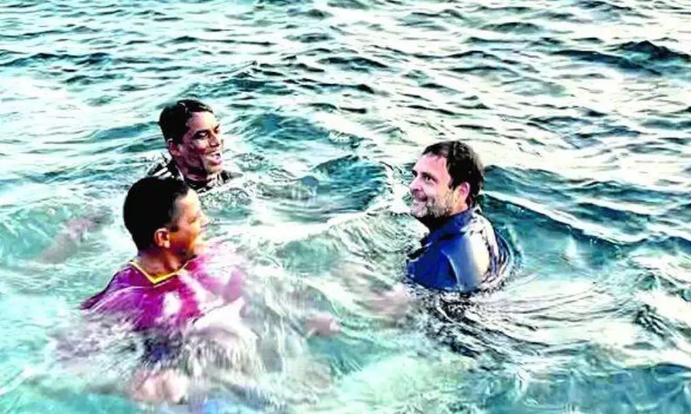 Rahul Gandhi jumps into the sea and swims