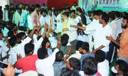 టీపీసీసీ చీఫ్ ఉత్తమ్‌ ఎదుటే కొట్లాటకు దిగిన కార్యకర్తలు