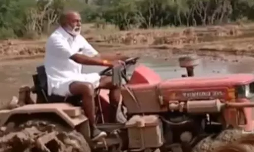 రైతుగా మారిన రాజకీయనేత