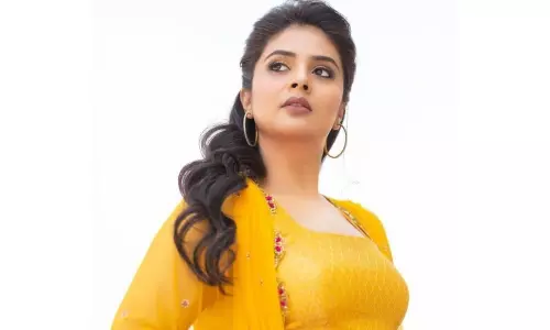 Sreemukhi stunning look in yellow Dress