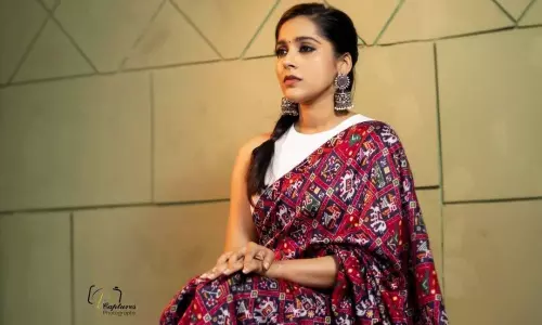 Anchor Rashmi Gautam Beautiful and Traditional Photos in Saree