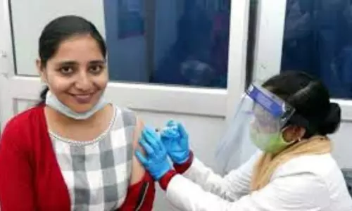 కరోనా వ్యాక్సిన్ కోసం క్యూడుతున్న ప్రజలు కరోనా వ్యాక్సిన్ కోసం క్యూడుతున్న ప్రజలు