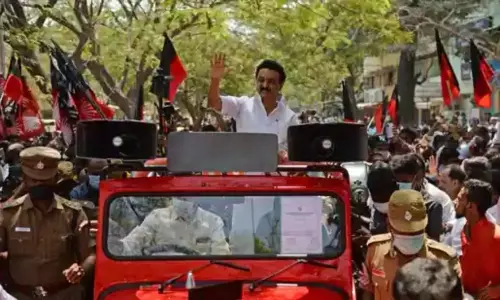 Tamil Nadu Elections 2021: డీఎంకేకే పట్టం కడుతున్న తమిళ సర్వేలు