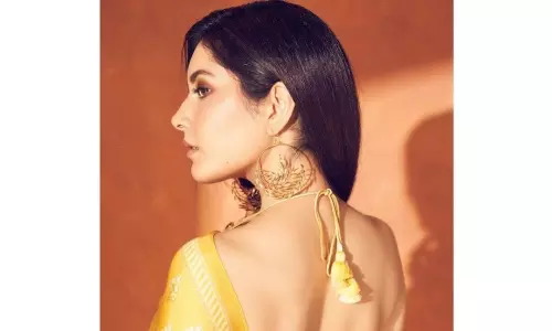 ‌Heroin Raashi Khanna Yellow Saree Photo Shoot