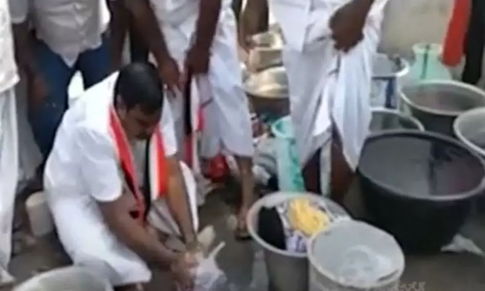 Aiadmk Candidate Impresses Voters by Washing Cloths