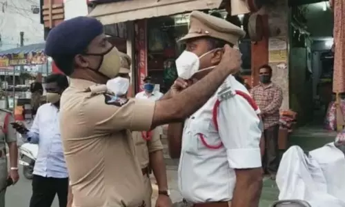 Guntur SP Ammiraju Fine to Traffic CI for Not Wearing the Mask Guntur SP Ammiraju Fine to Traffic CI for Not Wearing the Mask