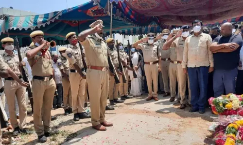 CP Sajjanar Paying Tributes to ASI Mahipal Reddy