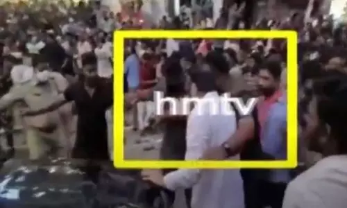 Tirupati: పవన్ కల్యాణ్ పాదయాత్రలో తోపులాట.. కిందపడిపోయిన నాదెండ్ల.. Tirupati: పవన్ కల్యాణ్ పాదయాత్రలో తోపులాట.. కిందపడిపోయిన నాదెండ్ల..