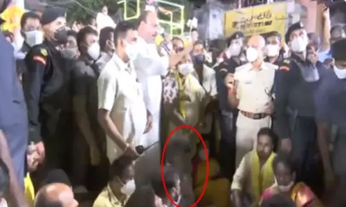 Stone Attack at Chandrababu Roadshow Stone Attack at Chandrababu Roadshow