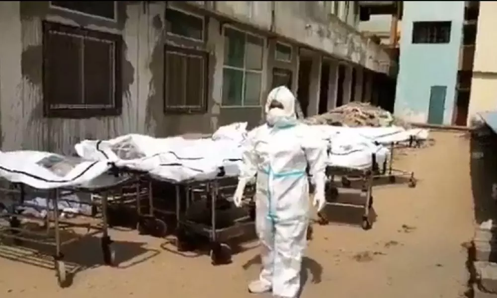 Dead Bodies of Corona Patients Fill up in Raipur Govt Hospital