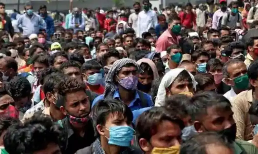Mumbai: ముంబై నుంచి సొంతూళ్ళ బాట పట్టిన వలస కార్మికులు