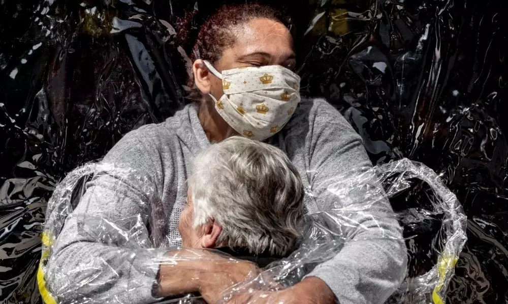 Coronavirus ‌Hug Image Named World Press Photo of The Year
