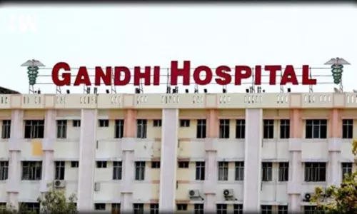Gandhi Hospital: హైదరాబాద్ గాంధీకి పది నిమిషాలకో కరోనా పేషెంట్ Gandhi Hospital: హైదరాబాద్ గాంధీకి పది నిమిషాలకో కరోనా పేషెంట్