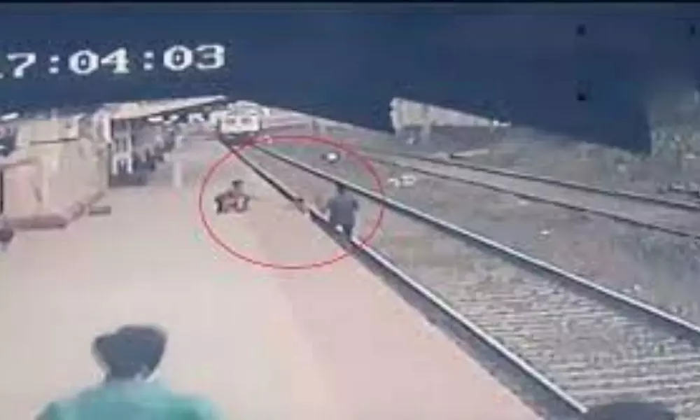 A Railway Employee Rescues a Child who Fell on a Railway Track in Maharashtra